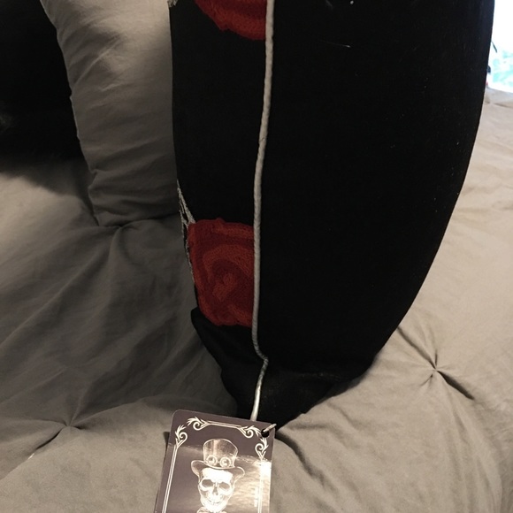 Skull with Roses Pillow - Picture 3 of 7